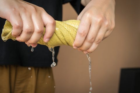 「加湿器」代わりに「ぬれタオル」で保湿！電気代はいくら節約できる？