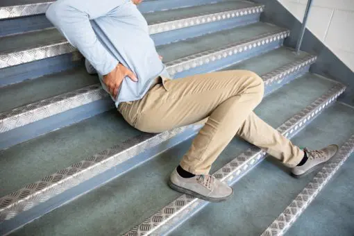 単身赴任明けの「帰宅途中」に階段から落ちて骨折…！「労災保険」は使えますか？