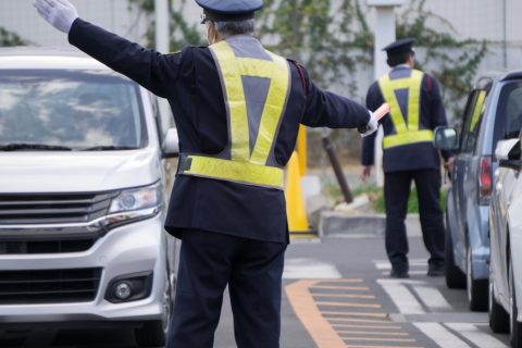 定年後に「警備員」として働くと年収いくらもらえる？体力面は大丈夫？