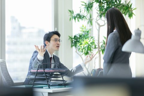 上司から嫌味を言われるのですが、本人は「イジリ」だと思っているようです。どこからが「パワハラ」になるのでしょうか。また、慰謝料は請求できますか？