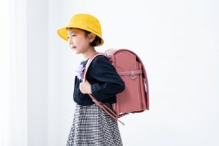 【初孫の入学祝い】祖父母からはいくらが妥当？「小学校・中学校」で金額は上がる？