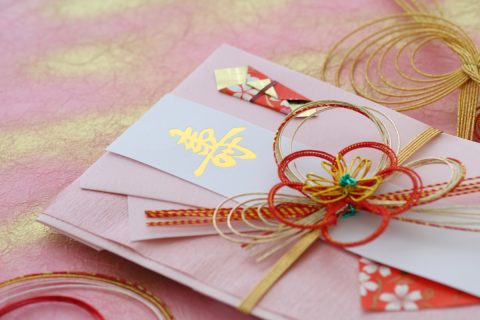 友人の結婚式に「夫婦＋小さい子ども」で招待されましたが、子どもの分も「ご祝儀」は必要ですか？ 夫婦で「5万円」だけでは少ないでしょうか…？