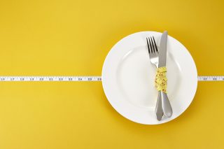 食費の節約になるから一石二鳥？　食べないダイエットのリスク