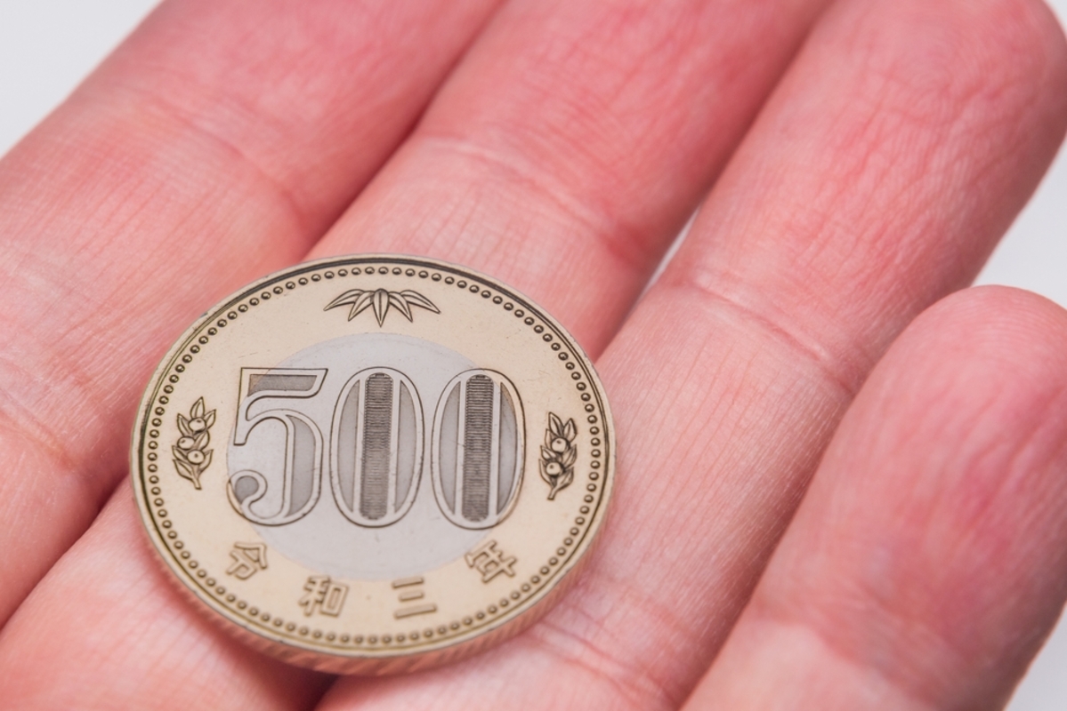 お釣りが「新500円玉」のときは「旧500円玉」との交換をお願いしていますが、迷惑でしょうか。また、それぞれの硬貨はどれだけ発行されていますか？ |  その他暮らし | ファイナンシャルフィールド