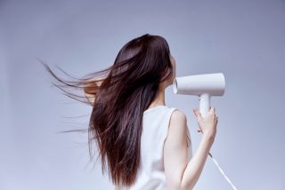 ロングヘアでドライヤーに10分かかります。節約のため毎日の使用をやめたら電気代はどれくらい安くなりますか？