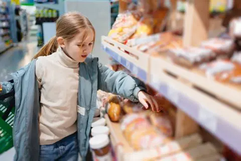 スーパーで子どもが「刺し身のパック」をつついて穴だらけに！ 店から「買い取ってほしい」と言われましたが、本当に買い取る義務はありますか？ 新しいパックに包めばまた販売できると思うのですが…