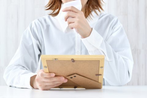 現在70歳、夫の年金「15万円」と自分の年金「7万円」で生活していましたが、夫が亡くなりました。この場合「遺族年金」は受け取れますか？ 子どもも成人しているので、あまり受け取れないでしょうか？