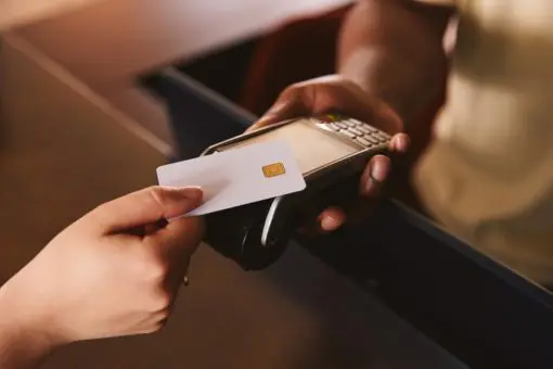 小さいお店で「クレジットカード決済」って迷惑なんですか？ 手数料で売上が減ってしまうと聞いたのですが、現金払いにするべきでしょうか…？