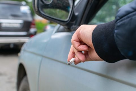 前を走っている車がタバコを「ポイ捨て」…！この”迷惑行為”に罰金はある？