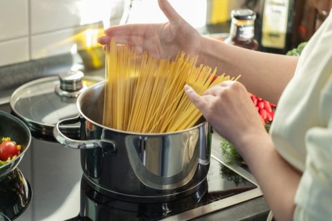 スパゲッティと一緒にソースの入った袋を茹でたら、彼氏に「汚い！」とドン引きされました。洗う食器や加熱代が浮くので気に入っているのですが、衛生面を考えてやめるべきでしょうか？