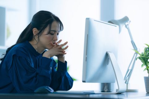 定時は18時なのに、いつも「19時」まで残業。上司から「1時間くらいなら申告しないで」と言われましたが、これって違法ですよね？