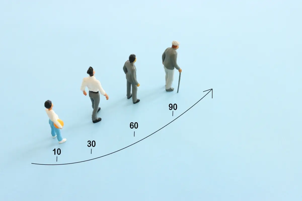 65歳から年金を「月12万円」受け取る予定です。貯金「500万円」あっても赤字になってしまいますか？ 仮に90歳まで生きるならいくら稼ぐ不安があるでしょうか？