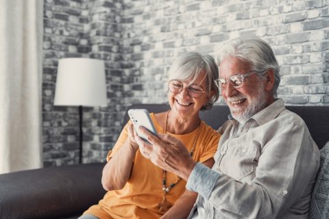 「スマホを使いこなしてる」60～80代はどのくらいいる？「ガラケーがもうすぐ使えなくなる」って本当？