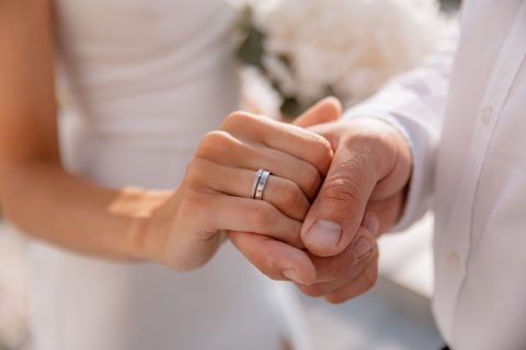 「ハリー・ウィンストン」の婚約指輪を貰いましたが、かなり高価なものですよね？「200万円」は超えているみたいなのですが、税金など払う必要があるでしょうか…？