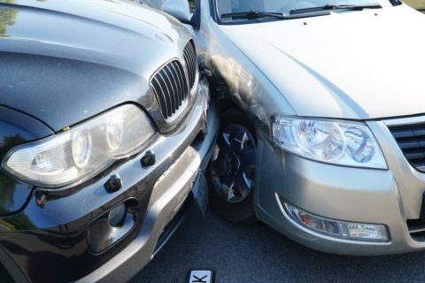 マンションの駐車場で隣の車を傷つけてしまった…！罰金はどれくらい？自動車保険は使える？