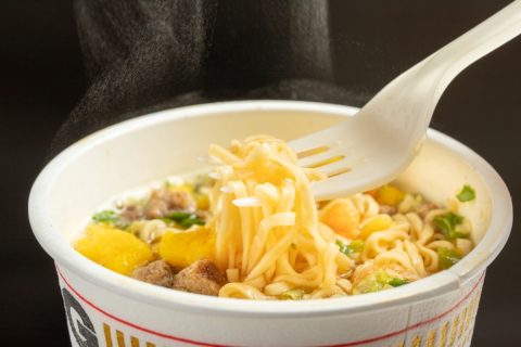 コンビニの「二郎系ラーメン」をオフィスで食べる上司。「店で食べるより安い」と言っていますが、大して変わりませんよね？ 節約よりもエチケットを優先してほしいです……。