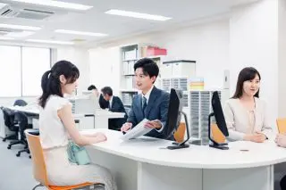 娘の恋人が20代なのに「年収500万円・貯蓄300万円」と聞いてびっくり！ 今の若い人はそんなに稼いでいるのですか？ 彼が高収入なだけでしょうか？