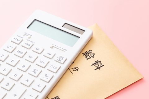 東京で「871円」で鉄鋼関係のバイトをしています。東京都の「最低賃金以下」ですが、問題ないのでしょうか？