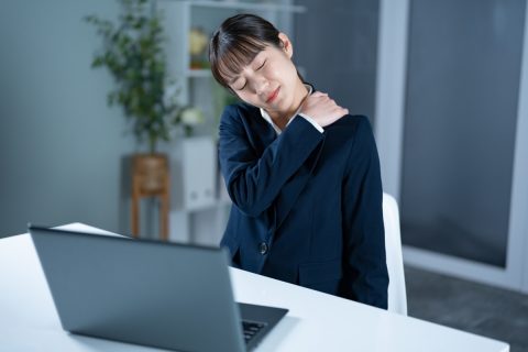 新卒です。「固定残業代」が支払われているので定時で帰りにくいです…。空気を読んで「残業」したほうがいいでしょうか？