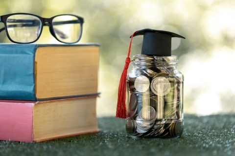 奨学金って「借金」ですか？ 今度結婚するのですが、まだ「200万円」ほどあり相手に伝えるべきか悩んでいます。黙っているのは「騙す」ことになるでしょうか…？