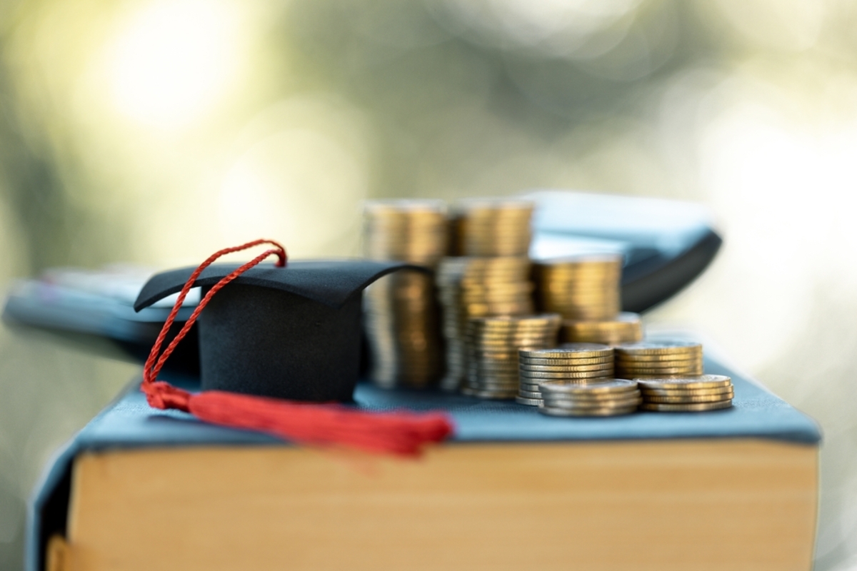 大学に行った息子が「教科書代がかさむ」と泣きついてきました。一学期だけで「5万円」かかるそうなのですが、大学では一般的なのでしょうか ...