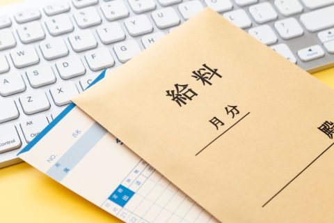 年収300万円台、彼女が「年収」を知りたそうにしています。結婚してから教えるのでは遅いでしょうか？ 付き合ったばかりなので、冷められそうで不安です…