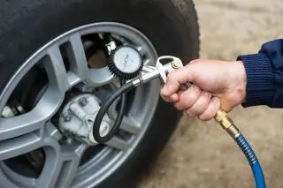 タイヤの空気圧は「燃費」に関係する？ベストな空気圧とは