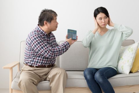 親から「2人で年金25万円あっても足りない」と、仕送りを催促されています。私も家計が厳しいのですが、子どもとして少しでも援助すべきでしょうか…？