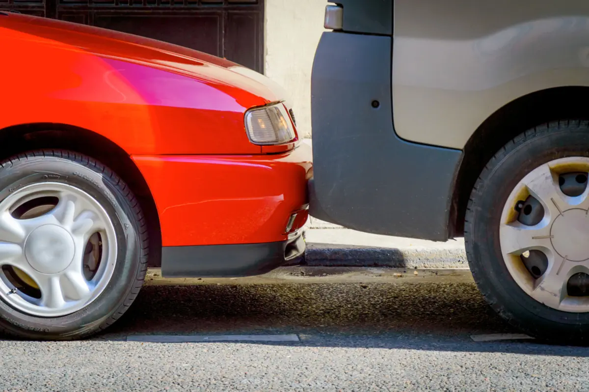 教習所以外でやったことのない「縦列駐車」に苦戦した結果、隣の車に激突…！相手が「不在」だったらどうすればいい？