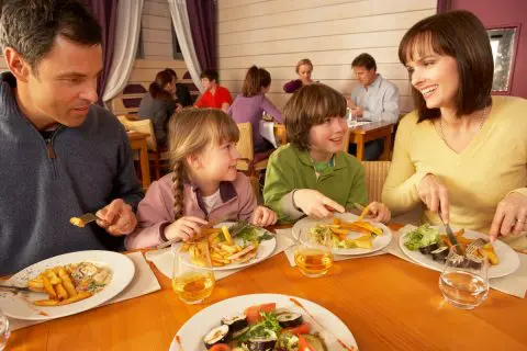 「毎週末は家族で外食」という40代の友人家族。夫婦とも公務員のようですが、どれくらいの年収なのでしょうか？