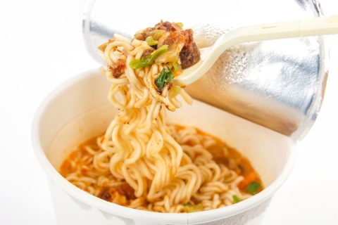 味噌汁代わりに「カップ麺の残り汁」を飲むのはアリですか？「節約」にはなると思うのですが、栄養面が心配です…。