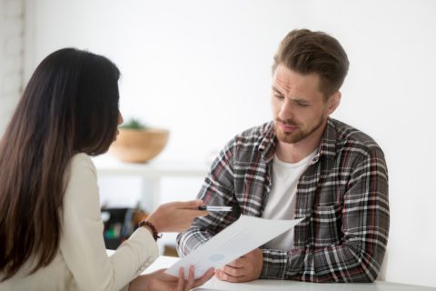 現在「派遣」ですが、派遣先から「社員にならないか」と誘われました。時給は今とほぼ同じですが、社員になるべきですか？