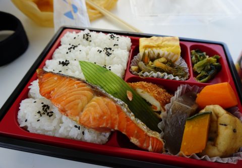 単身赴任になりましたが、食事は毎日「コンビニ弁当」です。1人暮らしなら「自炊」よりコスパが良いですよね？ 妻からは「自炊してほしい」と言われています…