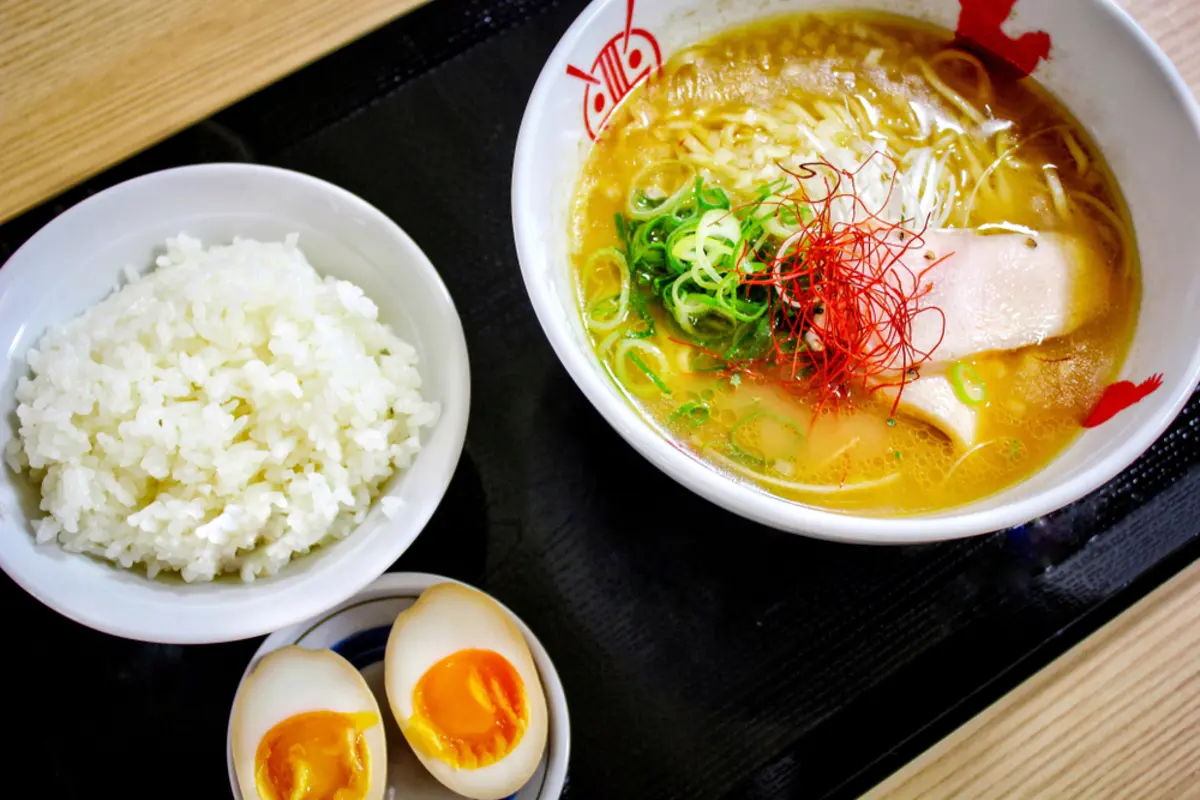 注文したラーメンと一緒に持参した白米を食べていたら注意を受けました。注文はしているし、文句を言われる筋合いはないと思うのですが…。