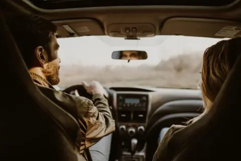 「ミニバン」に乗っている50代夫婦です。ディーラーの営業で「軽自動車への乗り換え」を勧められるのですが、メリットはありますか？「大は小を兼ねる」と言いますし、断るべきでしょうか？