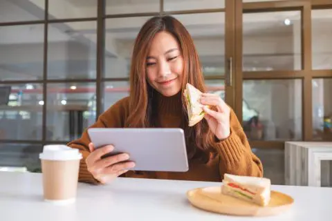 社会人1年目、職場のランチに「菓子パン」ってダメですか？ 安くてお腹にたまるのですが、栄養的にNGでしょうか？ せめて「おにぎり」にすべきですか？