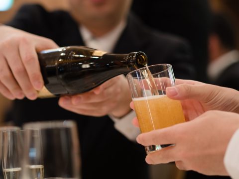 飲み会で「お酌」ってすべきですか？ 新卒ですが「上司に手酌させるのは失礼」と言われました。今どき「アルハラ」じゃないでしょうか…？