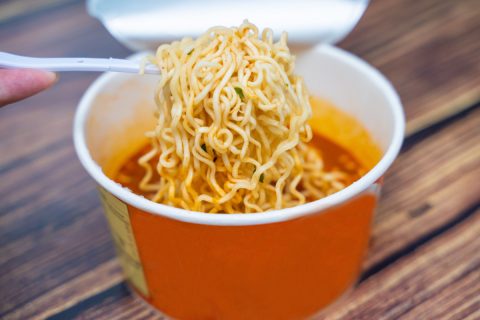 節約のため、「3食カップ麺生活」をしています。自炊する場合と比べ、月の食費はどれだけ浮くでしょうか？また、スープは飲み切ってもよいですか？