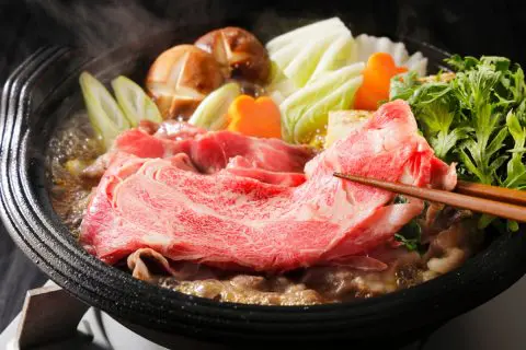 外食では高い「すき焼き」。高級肉を買って自宅で食べたら、どれくらい節約になりますか？