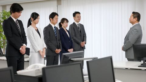 新卒入社した会社では「定時5分前」に朝礼が！ 労働時間として「残業代」が支払われるケースとは？ 迷ったときの判断基準を解説