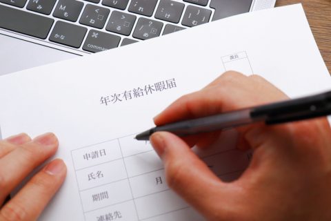 子どもの体調不良で「2時間」早退！ 翌日その分「残業」することになったけど、有休は時間単位では使えないの？ 有給取得について解説