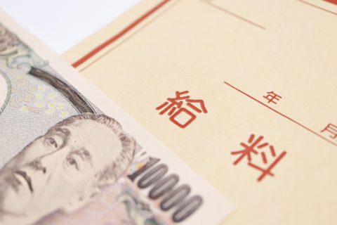 32歳で年収420万円、婚活中で「年収800万円」の方と交際中です。自分のほうが年収が低いため、いろいろとお金を出してもらうのが申し訳ないです。結婚するなら「年収が近い人」のほうが良いのでしょうか…？