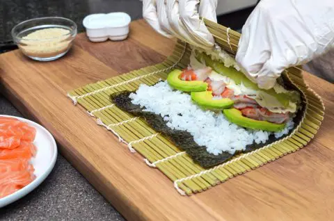 家族4人で寿司を食べに行くと高いので「手作り」しています。外食と比べてどちらが安いですか？