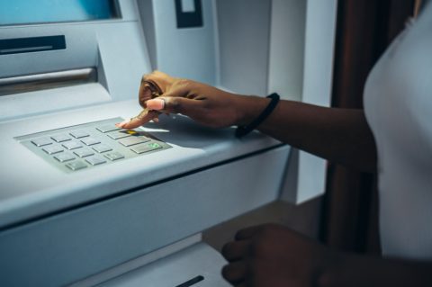 便利なので会社近くの「コンビニのATM」を月に3～4回利用します。手数料を「無料にする」方法はありませんか？