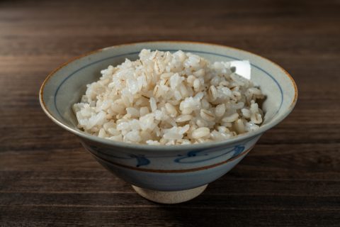 いつも外食先で白米ではなく「麦ごはん」を選ぶ妻。白米より価格が高いですが、本当に「健康によい」のでしょうか？