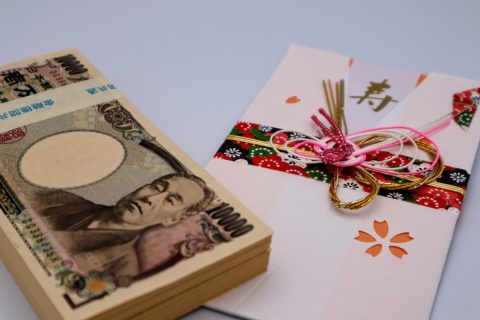 両親と夫の両親から、入学祝いで「100万円」ずつもらいました。税金を払いたくないのですが、タンスにしまっていればバレませんよね？