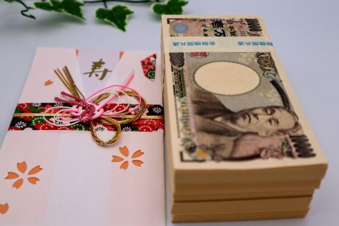 78歳の祖父が「孫に渡すほうが得」と、毎年「100万円」を贈与してくれます。父に贈与しても「非課税」だと思うのですが、なぜ私なのでしょうか…？