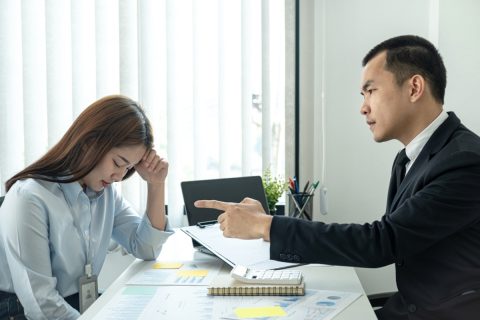 社内恋愛禁止の会社で、上司と同棲を始めました。バレてしまった場合、減給処分になるでしょうか？