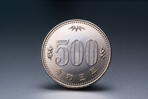 「新500円玉」ってレアなんですか？ いまだに見かけたことがないのですが、流通量が少ないのでしょうか？ 銀行などで「交換」してもらえますか？