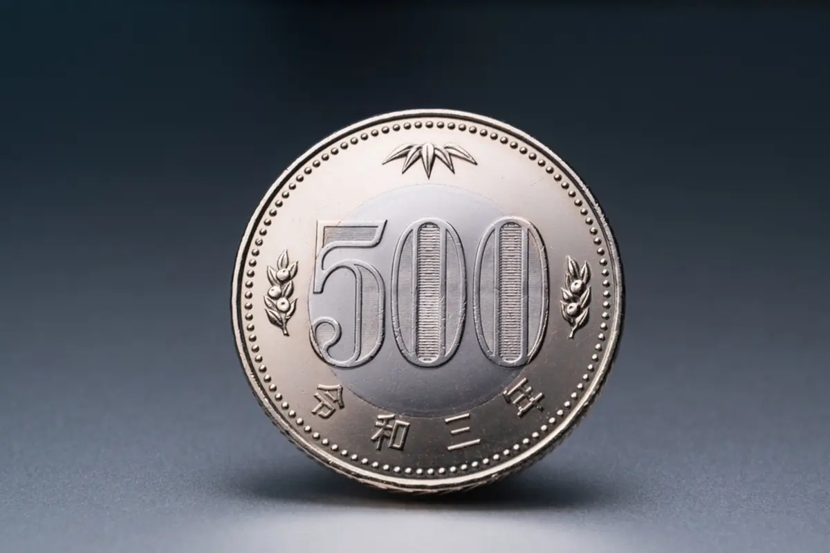 「新500円玉」ってレアなんですか？ いまだに見かけたことがないのですが、流通量が少ないのでしょうか？ 銀行などで「交換」してもらえますか？